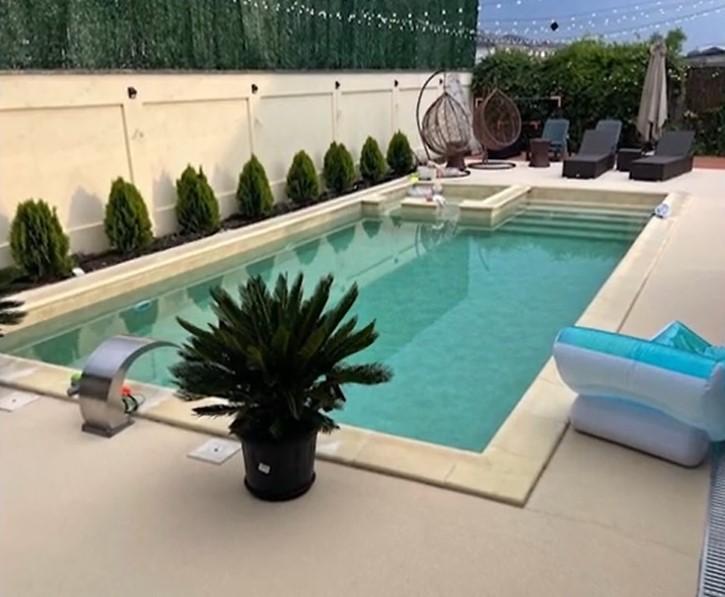 Cum arată Gabriela Cristea în costum de baie. Imagini cu piscina pe care o are în curtea vilei