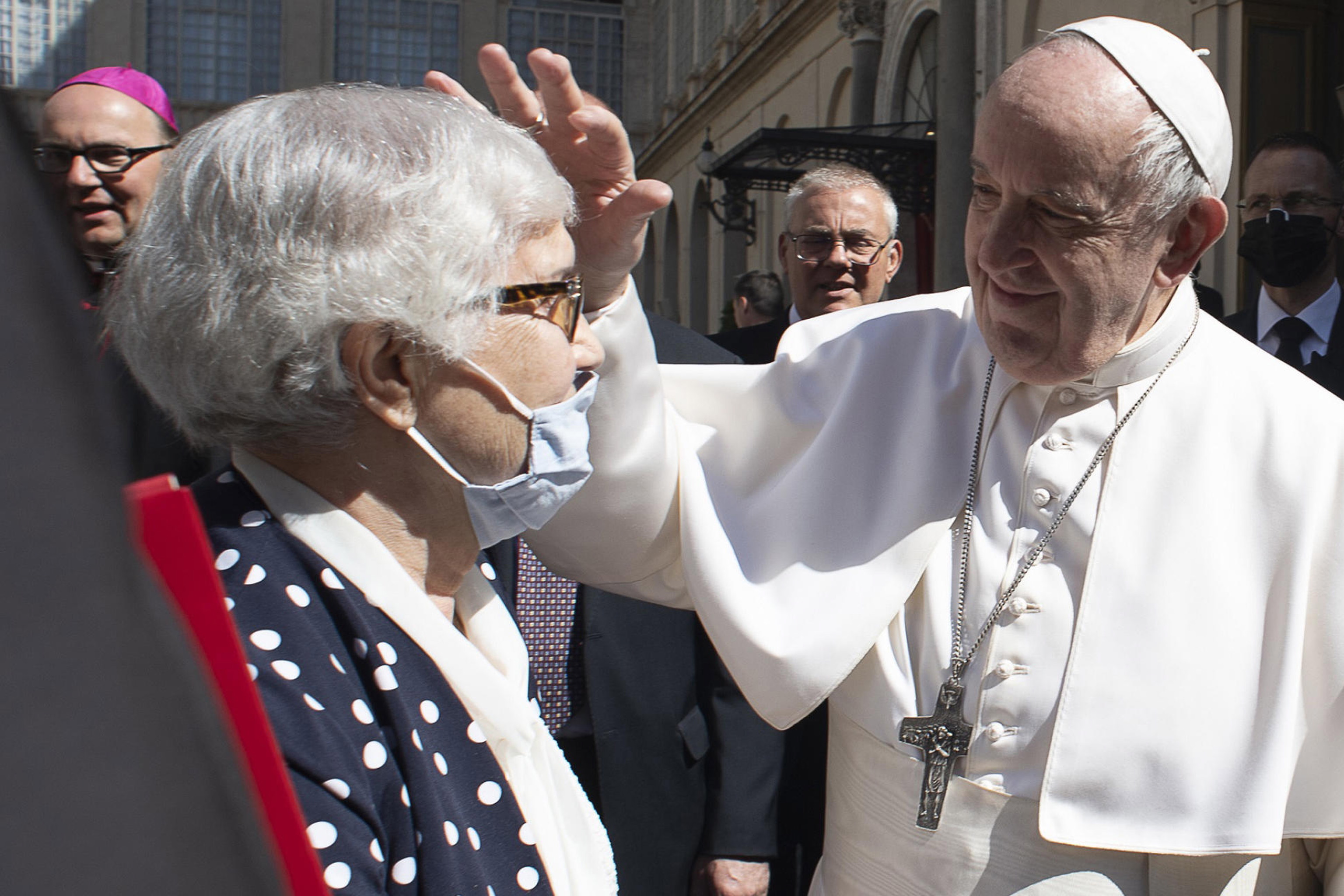 Papa Francisc a sărutat brațul unei supraviețuitoare de la Auschwitz, pe care avea tatuat numărul din lagăr