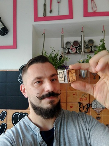 REPORTAJ/ Chef Cosmin Toma, bucătarul cu fantezie în bucătarie. Gătește mâncare ”porno” și desert în intestin de porc