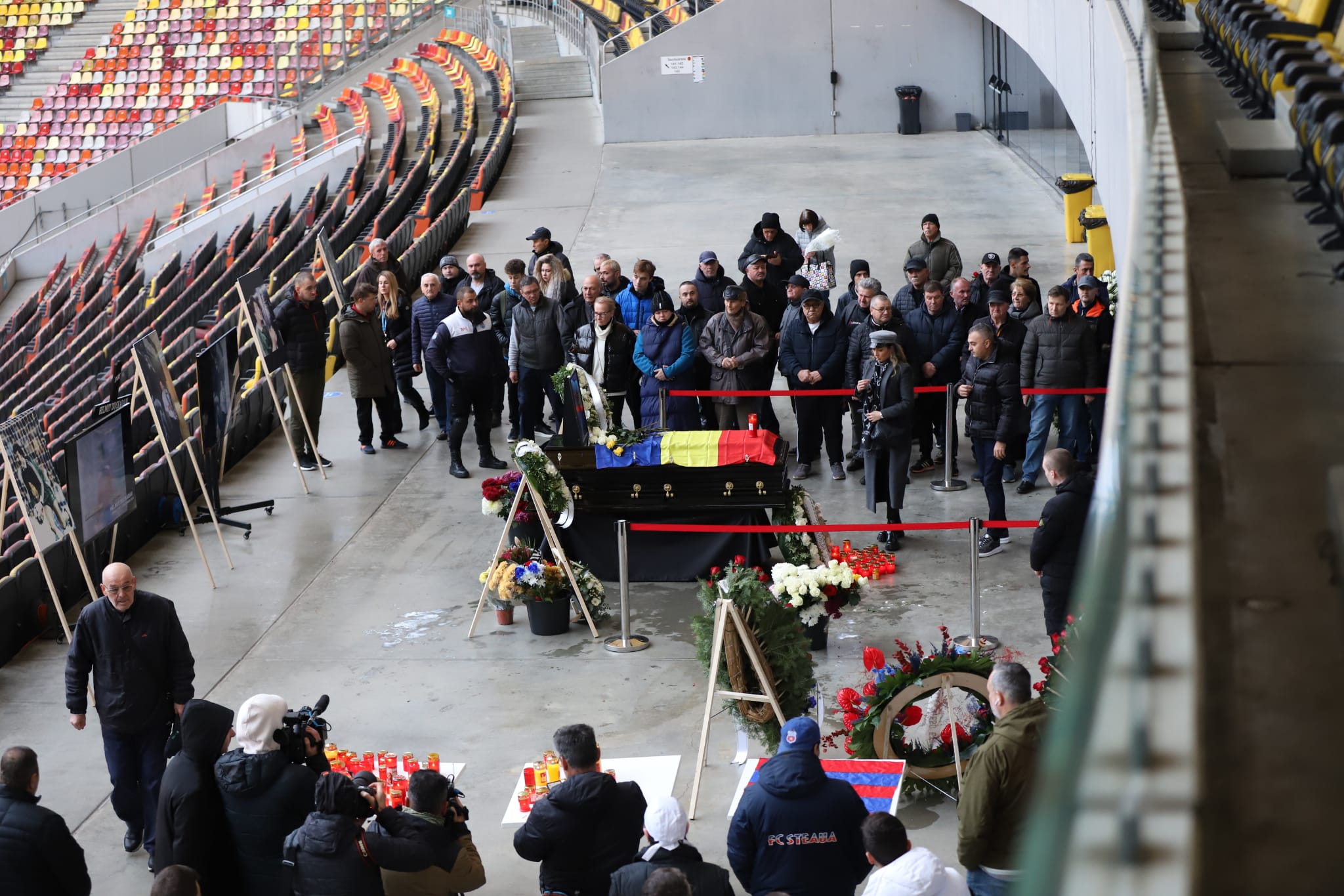 Cântărețul care i-a adus un ultim omagiu lui Helmut Duckadam. Fotografiat la Arena Națională, în sectorul VIP
