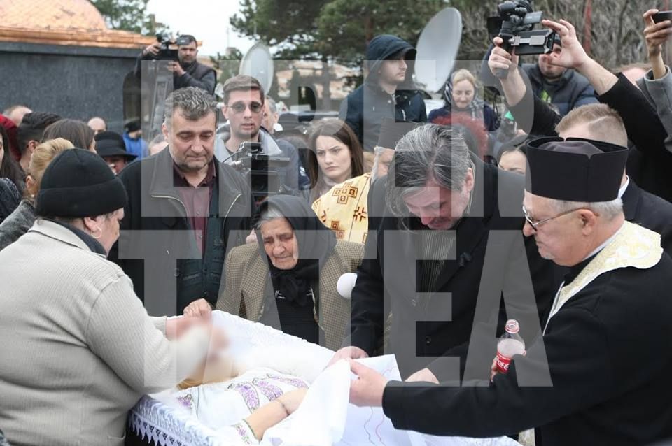 VIDEO și FOTO EXCLUSIV / Ileana Ciuculete a fost înmormântată. Cântăreața de muzică populară a fost condusă pe ultimul drum de sute de persoane