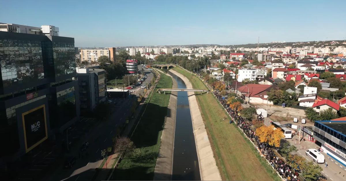 Imagini cu mii de pelerini care stau la coadă la moaștele Sfintei Parascheva, filmate cu drona