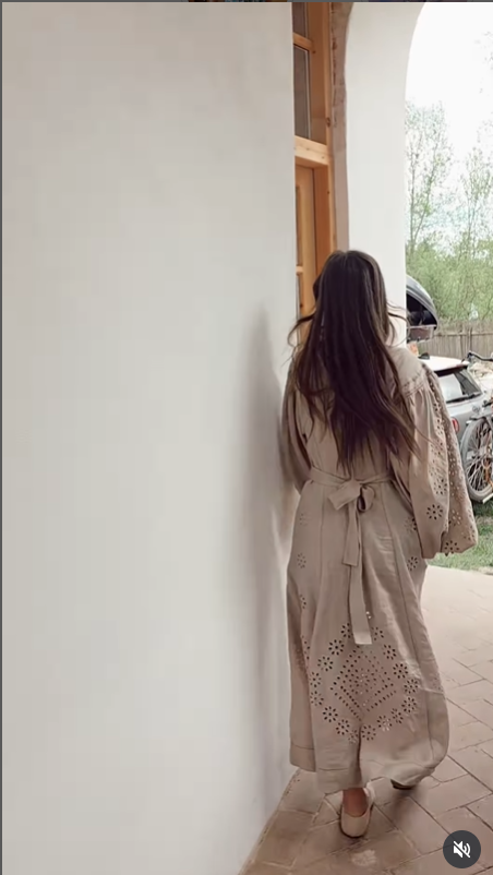 Dana Rogoz a făcut turul casei de la Viscri și a arătat cum este în interior. Patul din dormitor a atras atenția tuturor. E spectaculos