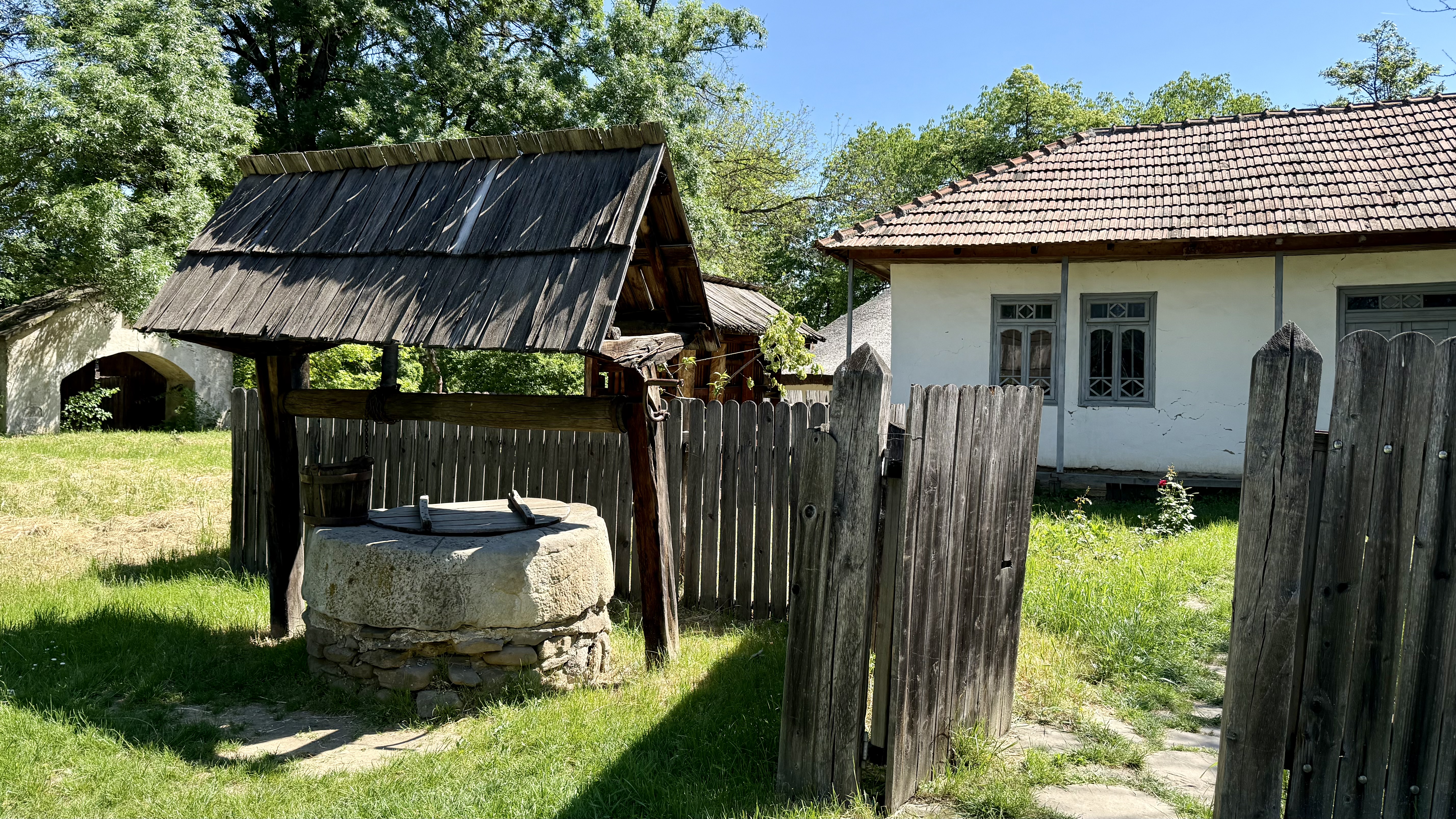 Patru meșteri din Maramureș refac, ca acum un secol, o casă din inima Bucureștiului: „Asta-i istoria! Facem totul manual, ca pe vremuri”
