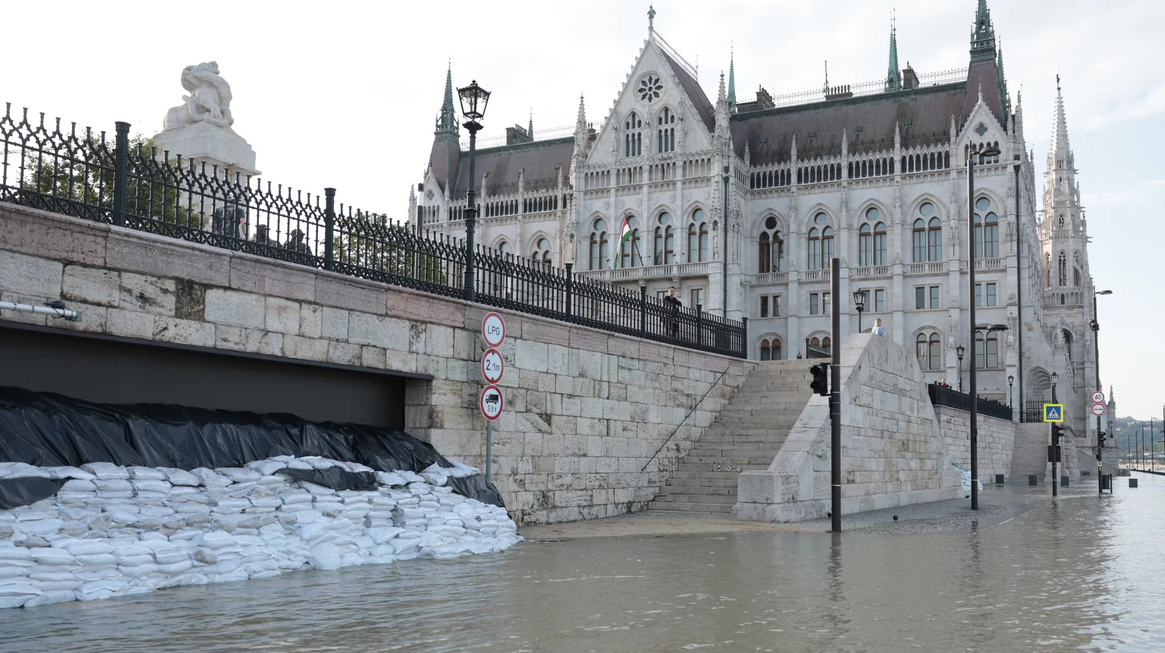 Dunărea a inundat cheiurile Budapestei, stare de alertă în capitala Ungaria. Orbán: „Suntem condamnați să cooperăm” | FOTO