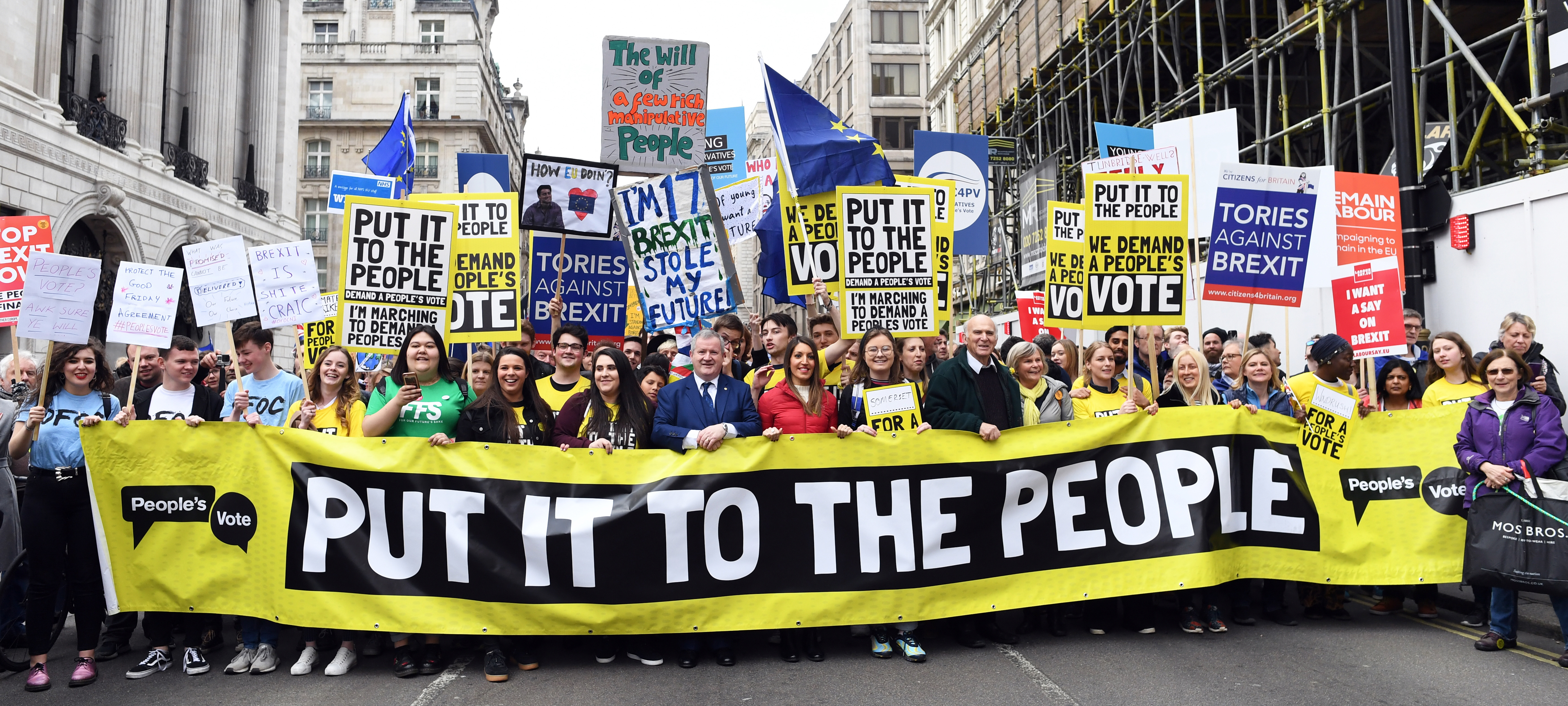 Sute de mii de oameni au protestat la Londra pentru organizarea unui nou referendum pe tema Brexitului (FOTO & VIDEO)