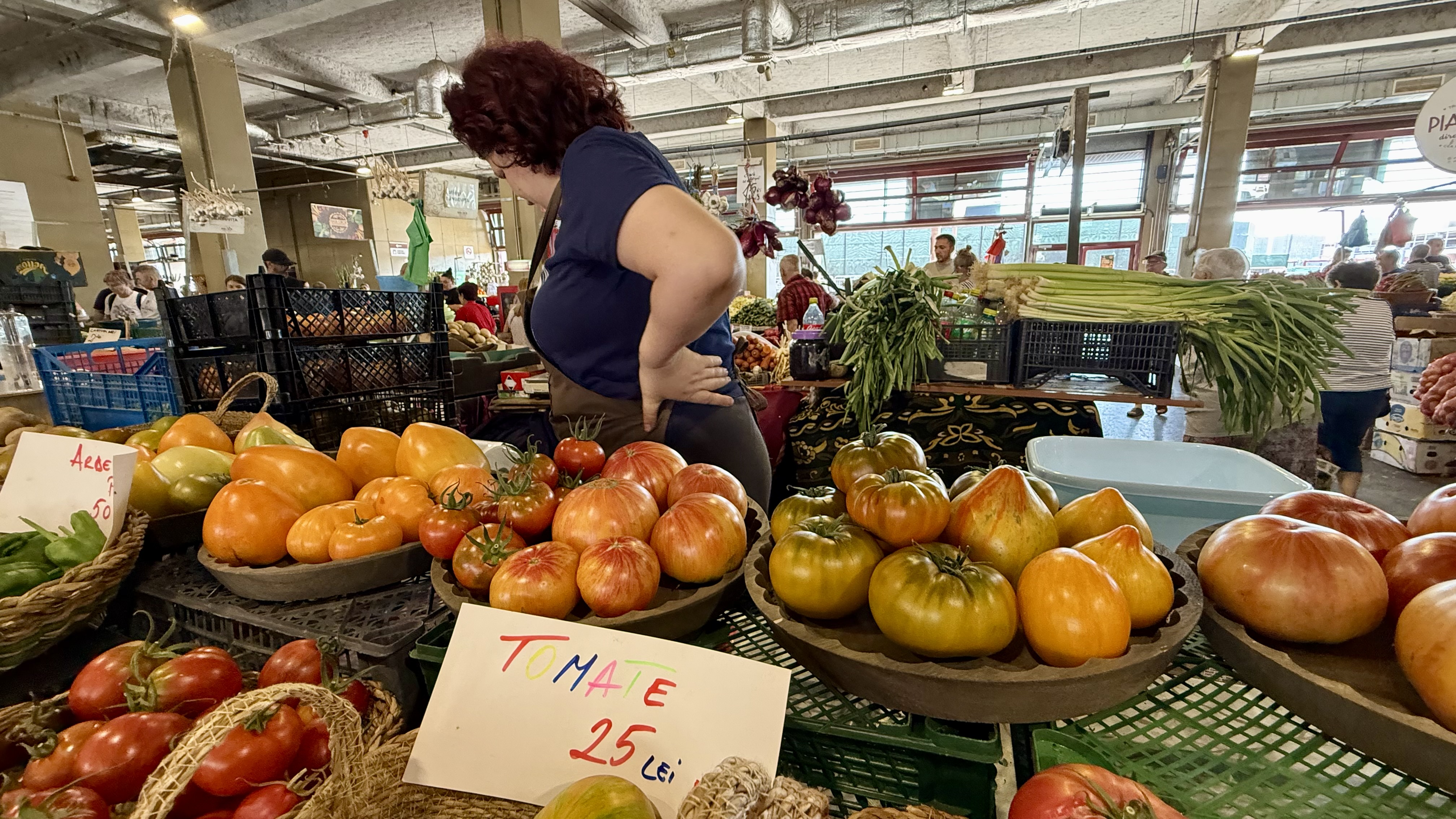 Toată lumea se oprește la această tarabă cu roșii din Piața Obor. Cât costă kilogramul de roșii negre, galbene și portocalii
