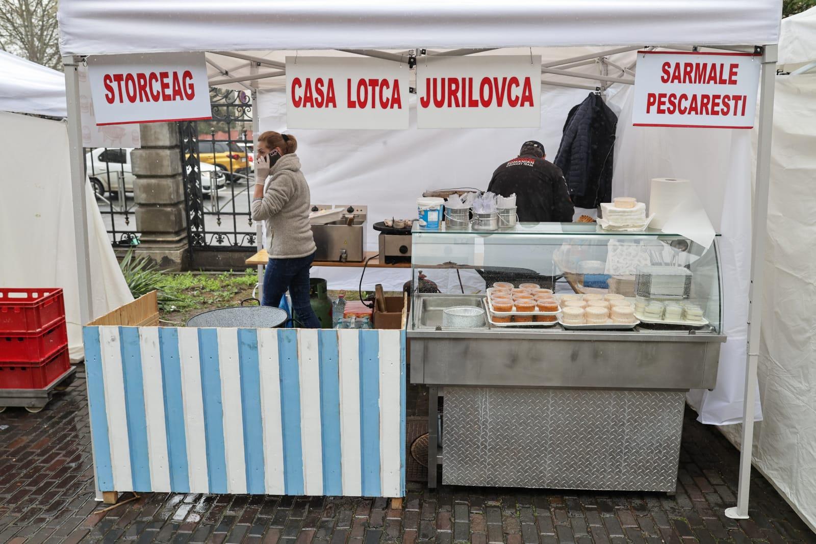 Borș pescăresc și mici din pește sub privirile bucureștenilor. Cât a ajuns să coste un kilogram de cozonac la târgul pescăresc de Florii
