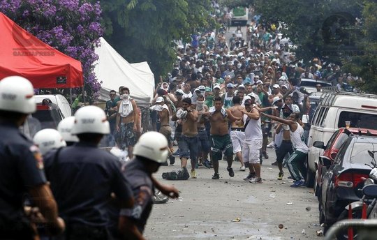 Tragedie în Brazilia. Un mort şi şapte răniţi într-un război al galeriilor / GALERIE FOTO&VIDEO