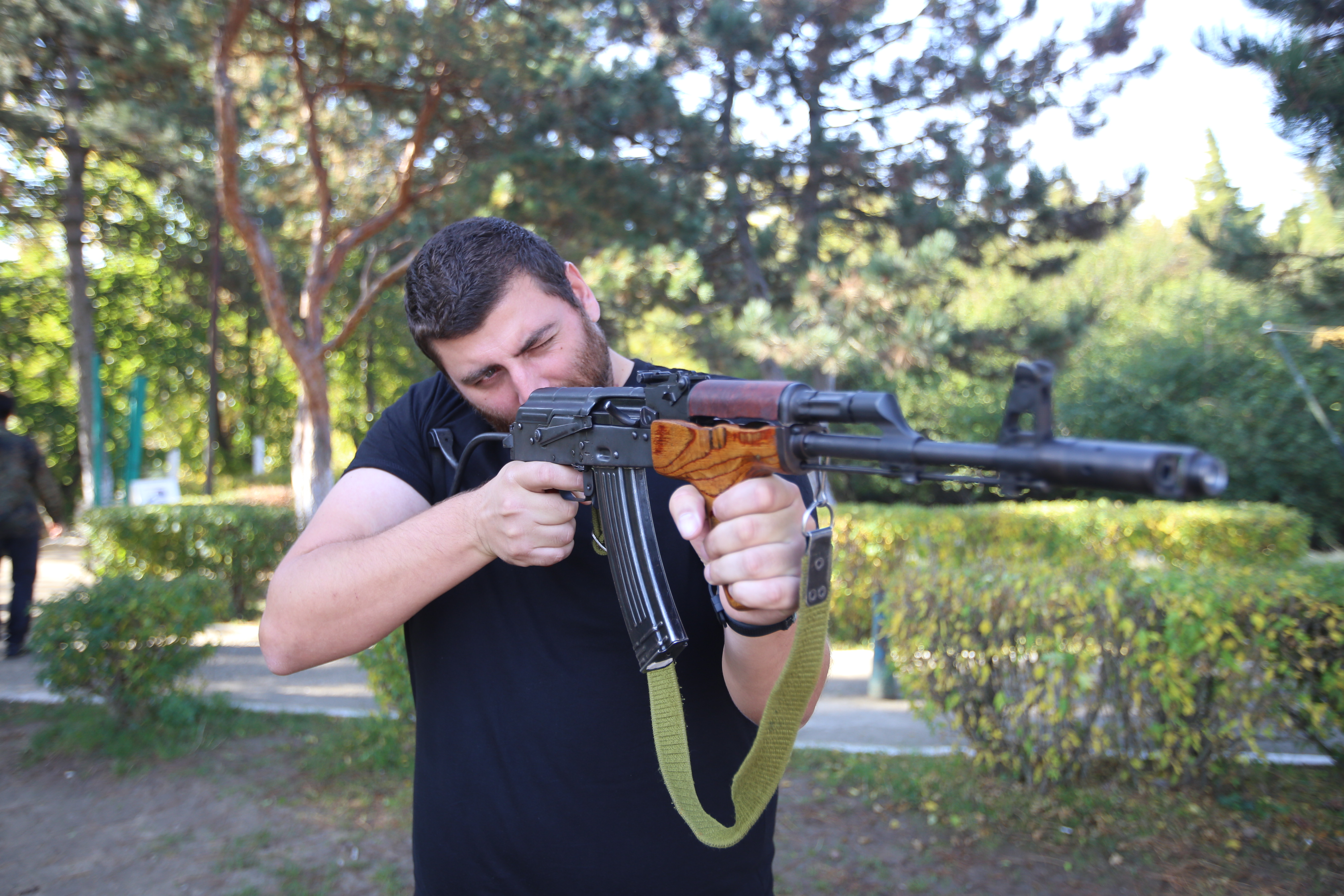 VIDEO | Reportaj cu arma-n mână. Am testat mitraliera NATO și pistolul pentru luptă urbană