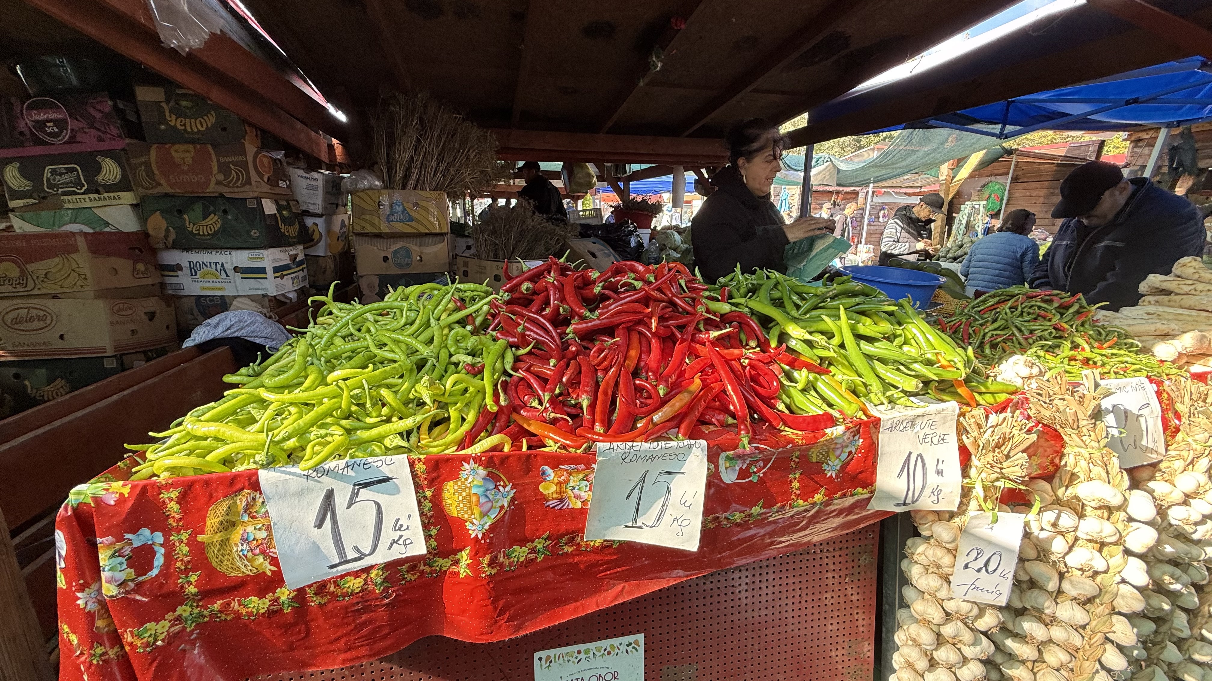 Murăturile din Piața Obor s-au scumpit mai mult decât carnea. „Cum să coste hreanul atât?! Rasolul de porc e la 14 lei în hală, am înnebunit?!”