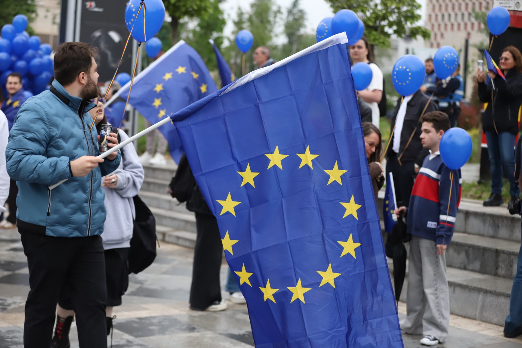 Manifestație pro-Europa cu prezență slabă. Tudor Chirilă: „Sǎ ciocnim un păhărel pentru România în Europa”