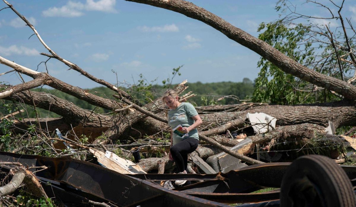Scene apocaliptice în urma tornadei monstru care a ucis 27 de persoane în Kentucky, Missouri și Virginia