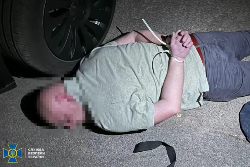 Patru ucraineni deghizați în polițiști au răpit un străin, l-au bătut și i-au cerut 100.000 de dolari ca să nu-l omoare