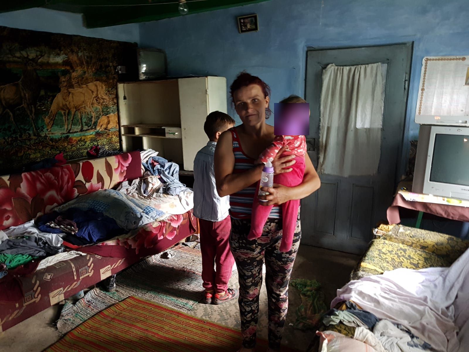 REPORTAJ/Viața de coșmar a fetițelor din Vaslui găsite în comă alcoolică. Mama își bătea copiii și îi încuia în beci, cu șobolanii - FOTO&VIDEO