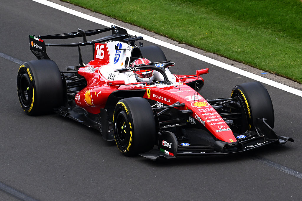 Csalás vagy zseniális megoldás? Hihetetlen dologra készül a Ferrari Kínában – videó