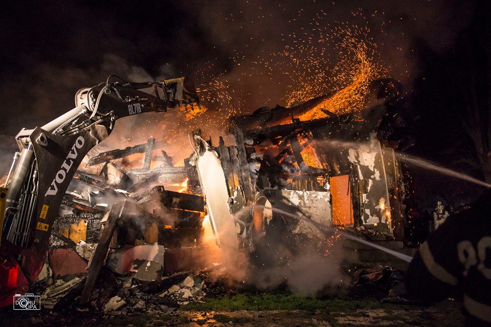 FOTO | O biserică din județul Suceava a ars din temelii