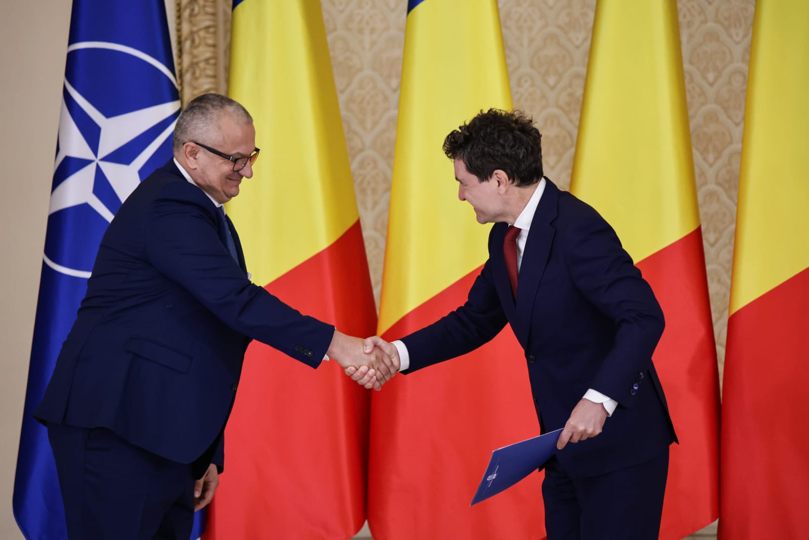 Trei noi judecători la CCR. Dacian Dragoş, Csaba Asztalos şi Mihai Busuioc au depus jurământul la Cotroceni. Cine sunt cei 9 judecători ai Curții