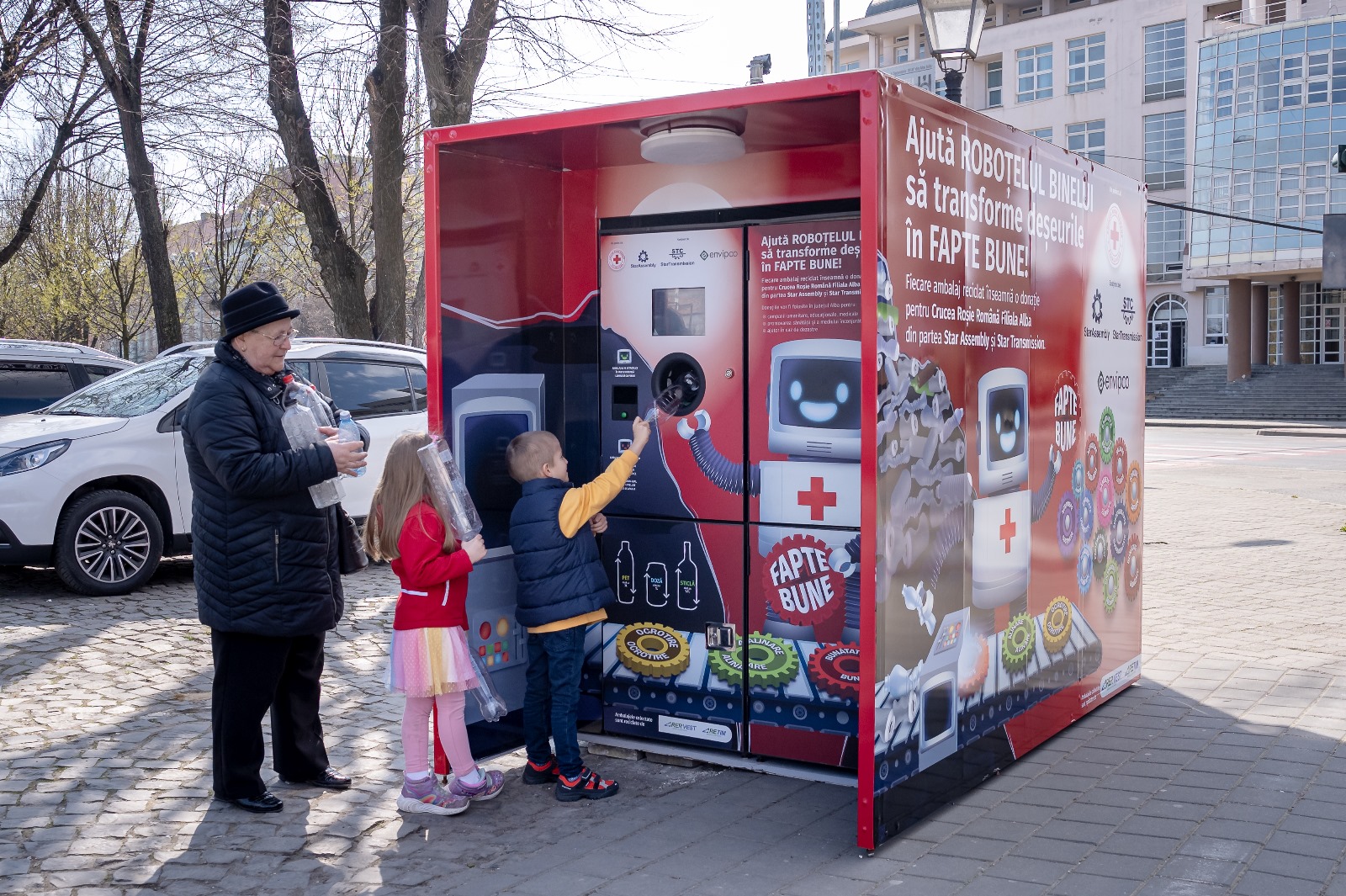 „Roboțelul binelui” transformă fiecare PET colectat într-un euro. Sumele strânse vor merge către proiecte sociale susținute de Crucea Roșie