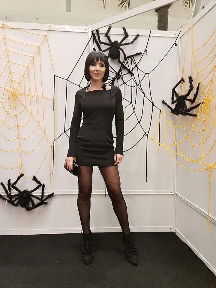 FOTO EXCLUSIV | Cum a apărut Carmen Brumă la petrecerea de Halloween. Și lui Mircea Badea i-ar lua timp să o recunoască