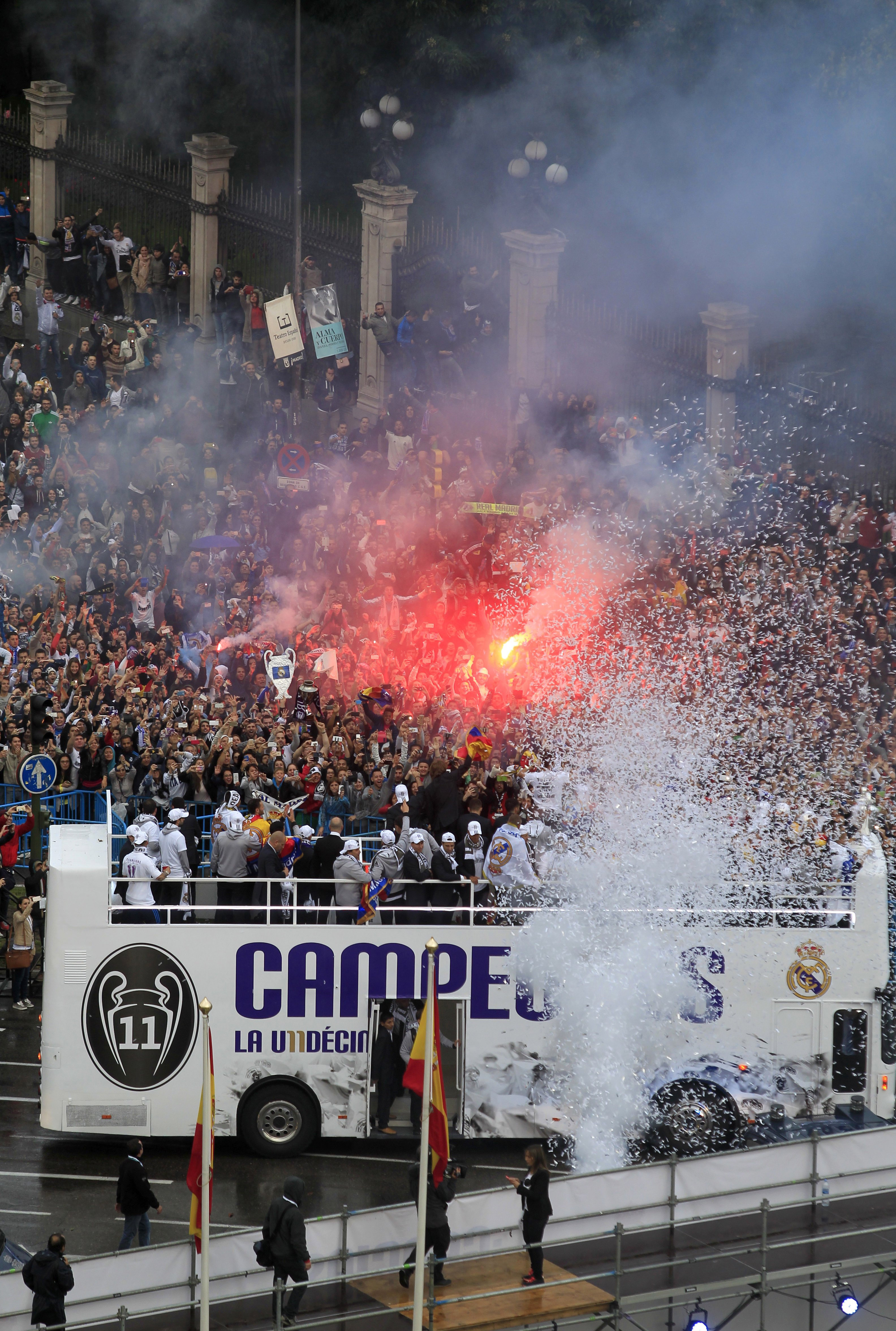 30.000 de oameni i-au așteptat o noapte întreagă pe campionii de la Real în Piața Cibeles| GALERIE FOTO&VIDEO