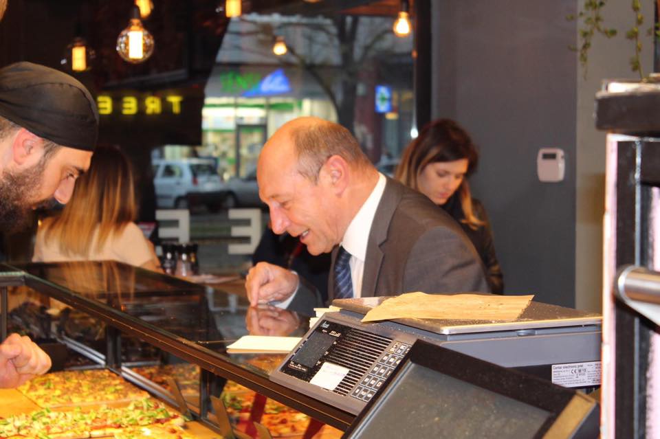 Traian Băsescu, la pizza la "ginerele" lui. Iubitul Elenei Băsescu și-a deschis local în buricul Bucureștiului | FOTO