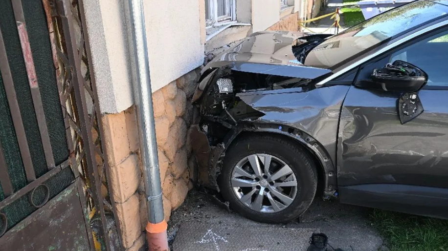 Nem mindennapi baleset Pécs közelében – házfalnak csapódott a jármű