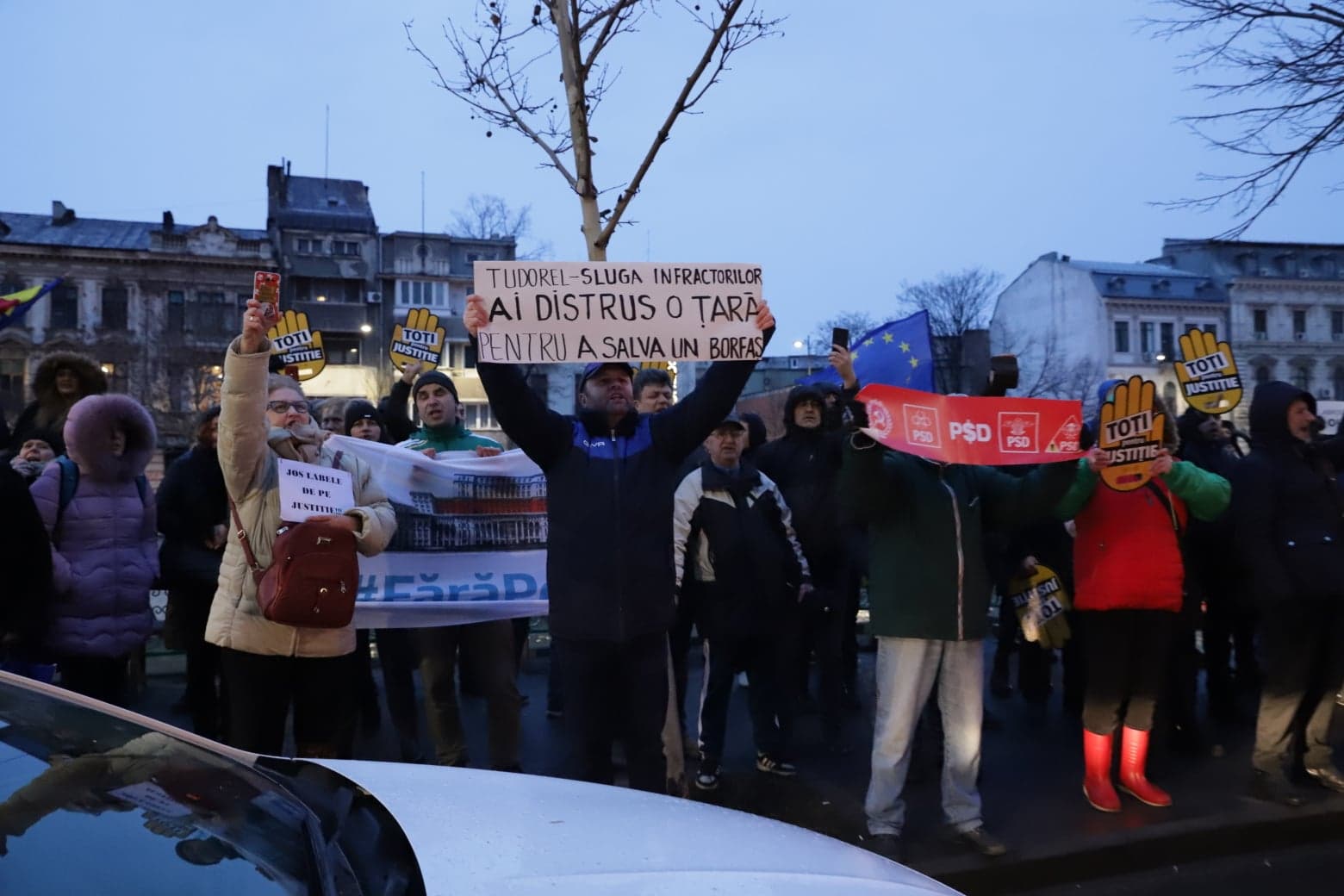 Judecătorii și procurorii au umplut treptele Palatului de Justiție de la București. Au protestat față de modificările aduse legilor Justiției |VIDEO