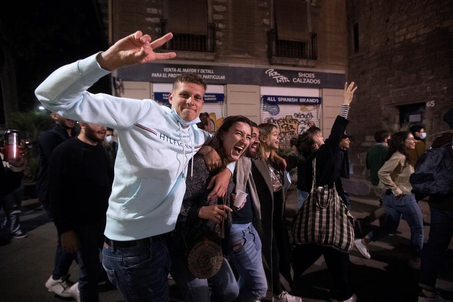 Mii de petrecăreți, goniți de poliție în Barcelona, din centru și de pe plajă, în primul weekend fără stare de urgență
