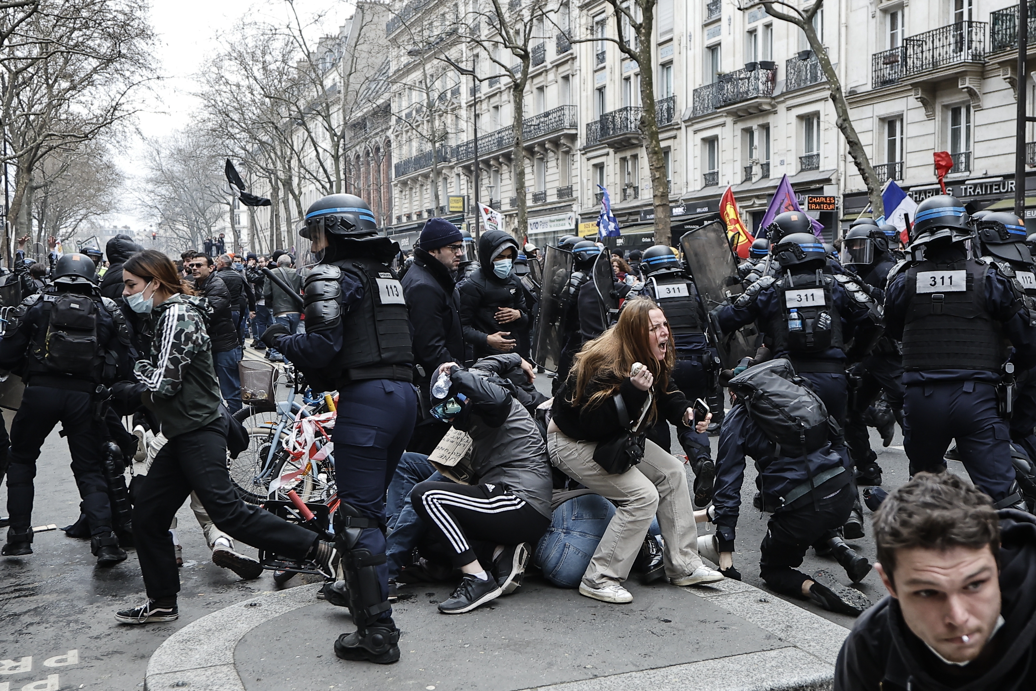 Imobile vandalizate și ciocniri violente cu poliția, în Franța, în timpul noilor proteste față de reforma pensiilor. 37 de persoane, arestate