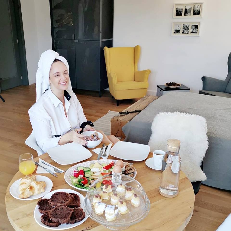 Andreea Marin, surprinsă goală în pat. Vedeta arată perfect la 44 de ani
