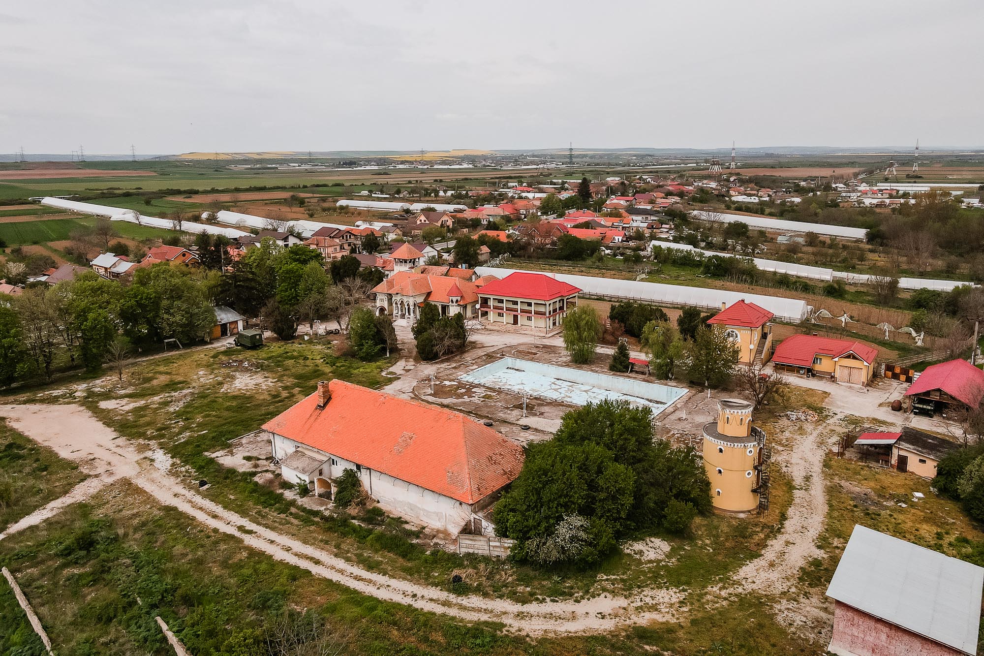 Conacul Romano din Pleșoiu, fostă tabără de pionieri și locuinţă a nepotului lui Ceauşescu, scos la vânzare. Care e prețul