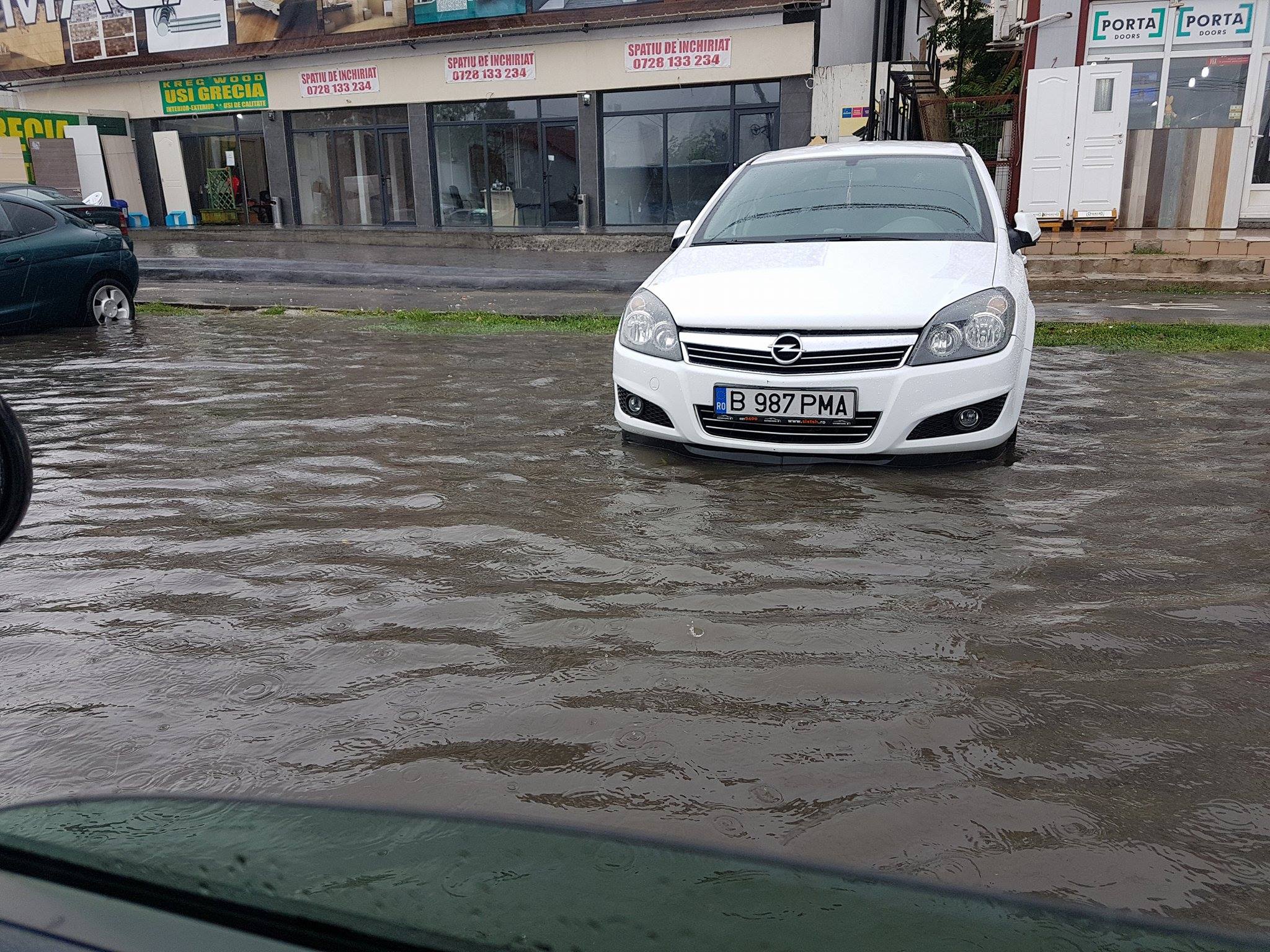 FOTO&VIDEO/ Inundații în București după ploile torențiale de luni. Pompierii au acționat în 64 de cazuri