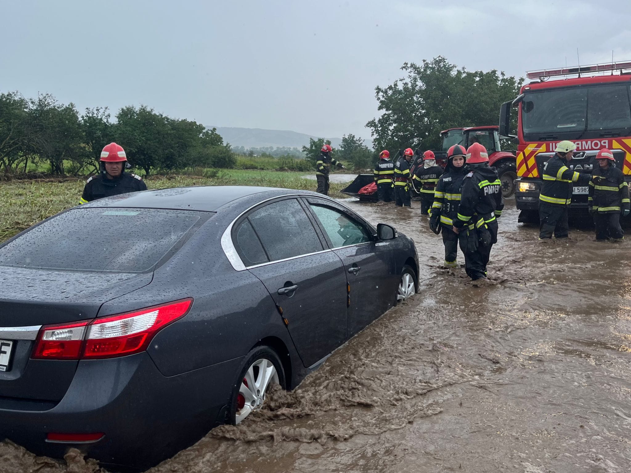 Mașini luate de viitură, pe un drum național din Tulcea. Localnicii anunțați prin RO-Alert să se pregătească de „o eventuală evacuare”