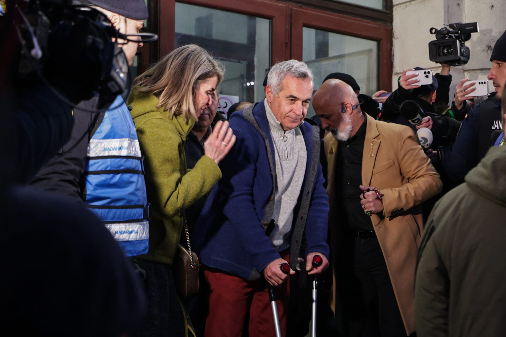 Unul dintre bodyguarzii Cristelei Georgescu a venit la protest cu o armă de foc neletală, pe care nu avea dreptul să o poarte la adunări publice