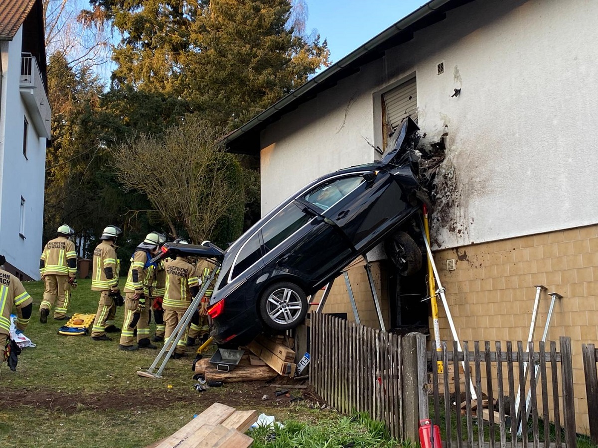 VIDEO| Un șofer care a vrut să se sinucidă s-a înfipt cu un Audi în primul etaj al unei case, în Germania