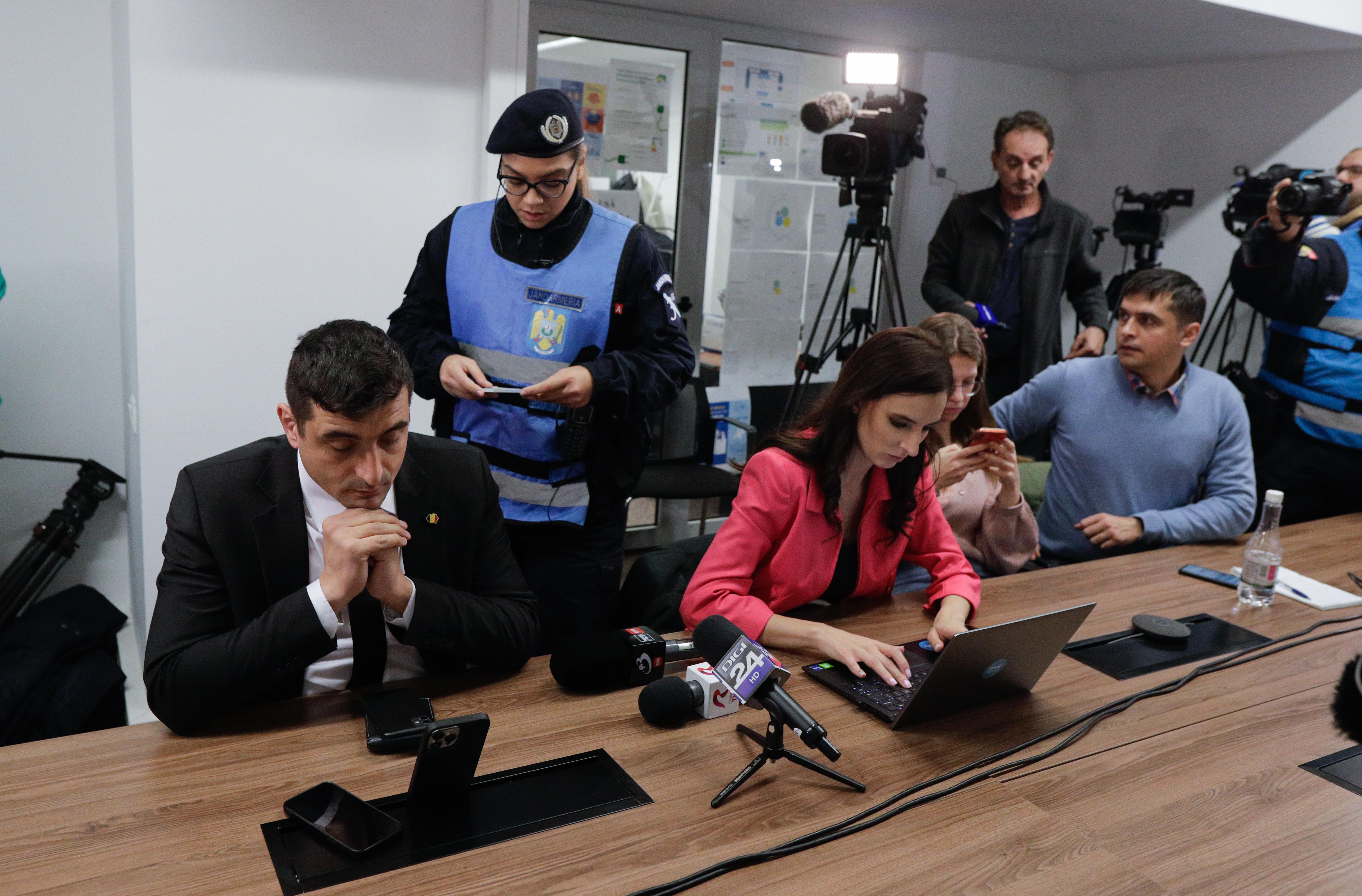Scandal la Ministerul Energiei. Virgil Popescu a amânat conferința, George Simion a intrat cu forța și a vorbit de la pupitrul ministrului