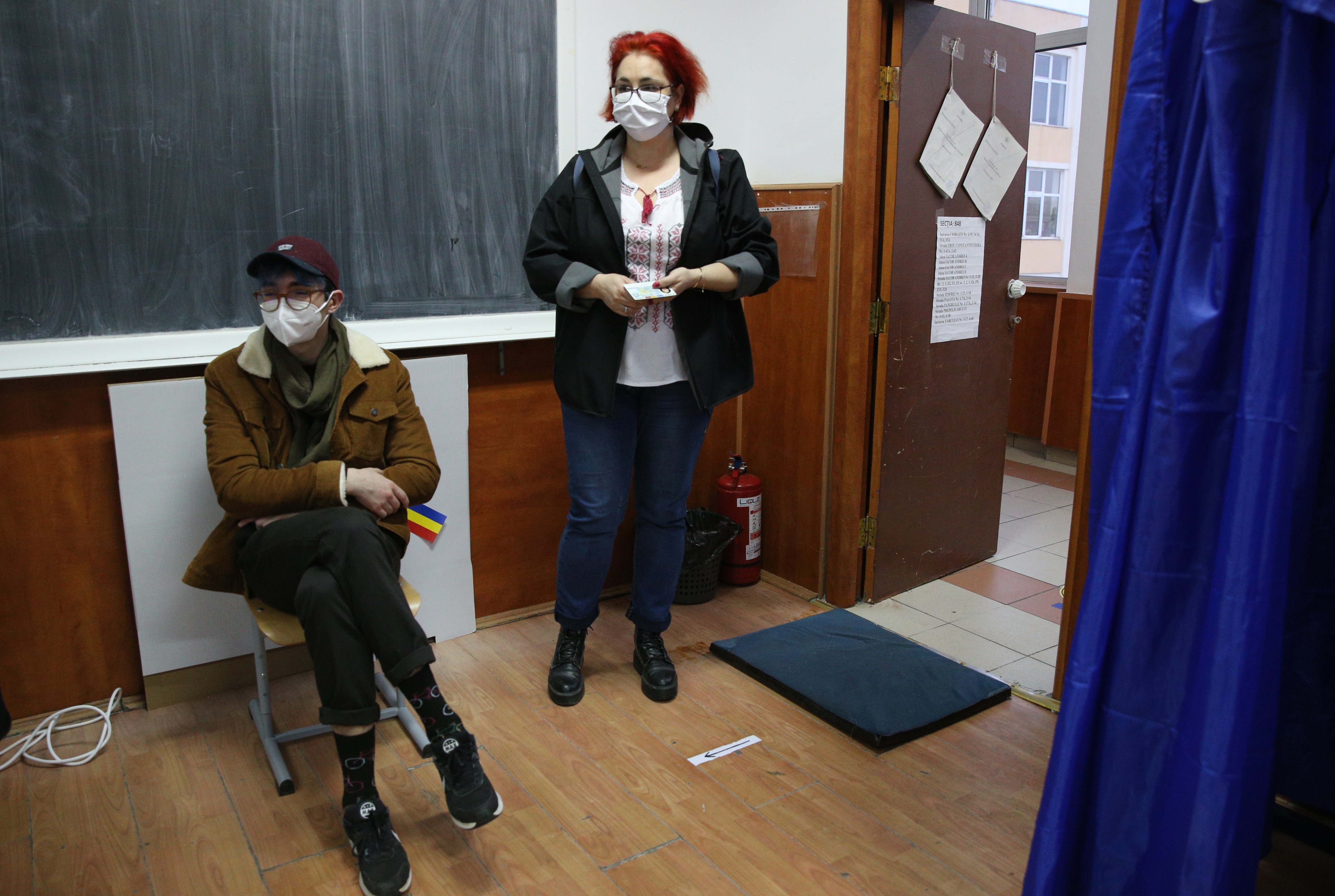 REPORTAJ: Lecția de implicare dată de doi observatori la vot la doar 18 și 19 ani. „Ceilalți trebuie să vadă exemple”