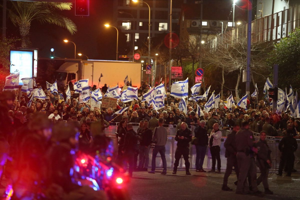 „Bibi, ai transformat o ţară întreagă într-una de îndoliaţi”. Proteste în Israel față de guvernul Netanyahu. Oamenii cer eliberarea ostaticilor ținuți de Hamas în Gaza