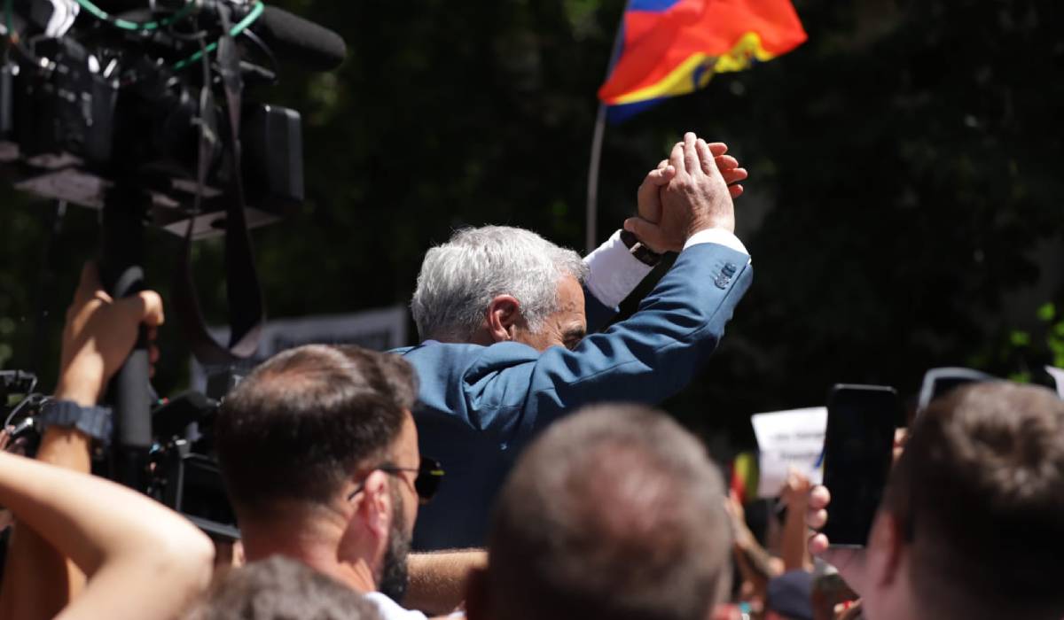 Călin Georgescu a făcut o baie de mulțime în fața Judecătoriei Sectorului 1 din București. Magistrații au amânat decizia privind anularea controlului judiciar