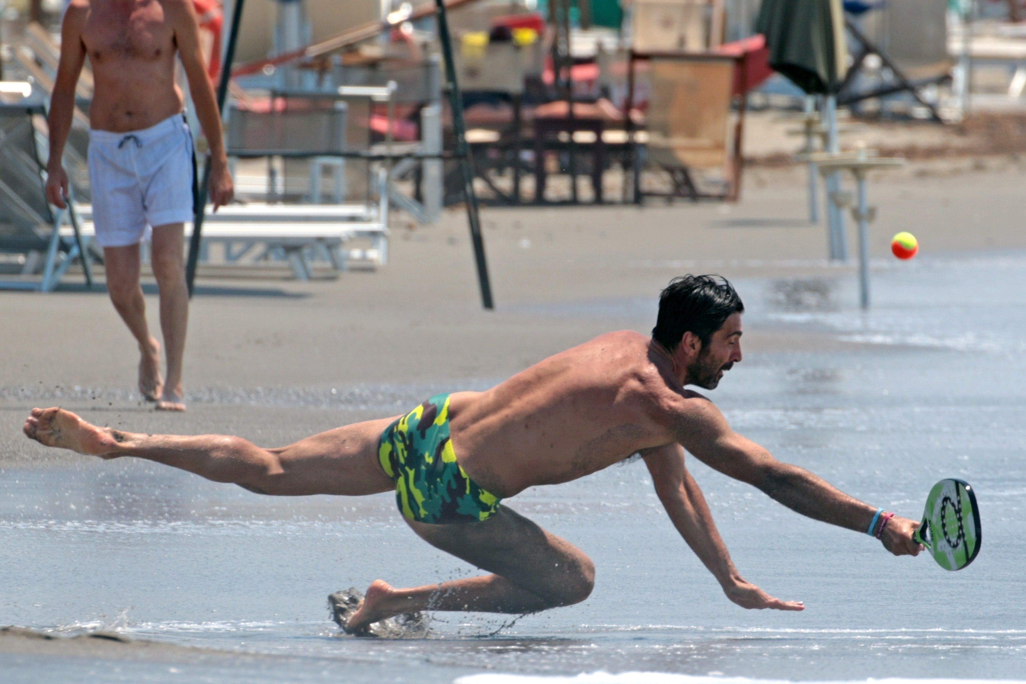 Gianluigi Buffon s-a bronzat pe Riviera italiană, după ce a semnat pentru PSG / GALERIE FOTO