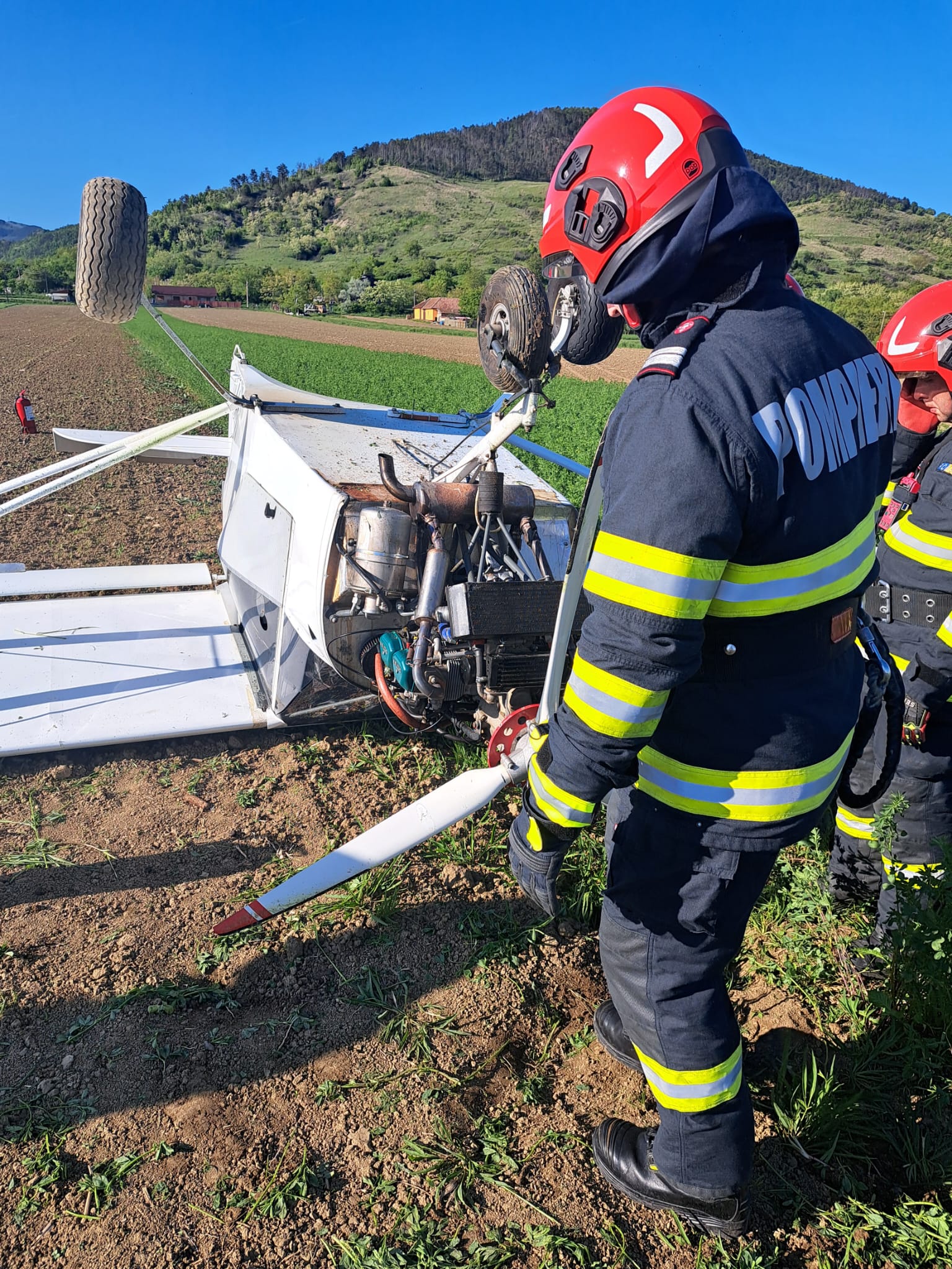 Pilotul unui avion de mici dimensiuni, nevoit să aterizeze forțat pe un câmp din Alba. Motivul incidentului