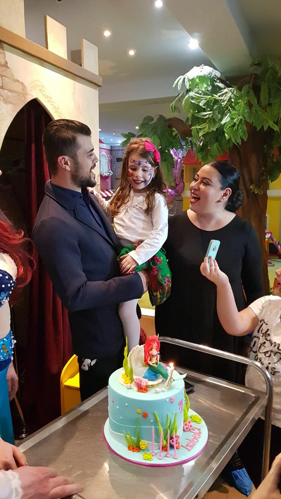 Fiica Oanei Roman s-a văzut cu Marius Elisei. Cum au petrecut timpul împreună Isabela și tatăl ei