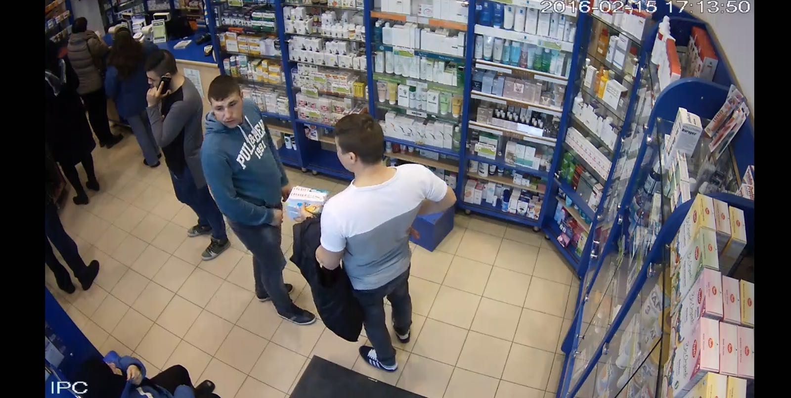 Trei tineri, surprinşi cum fură din farmacie! Cum au acţionat! GALERIE FOTO