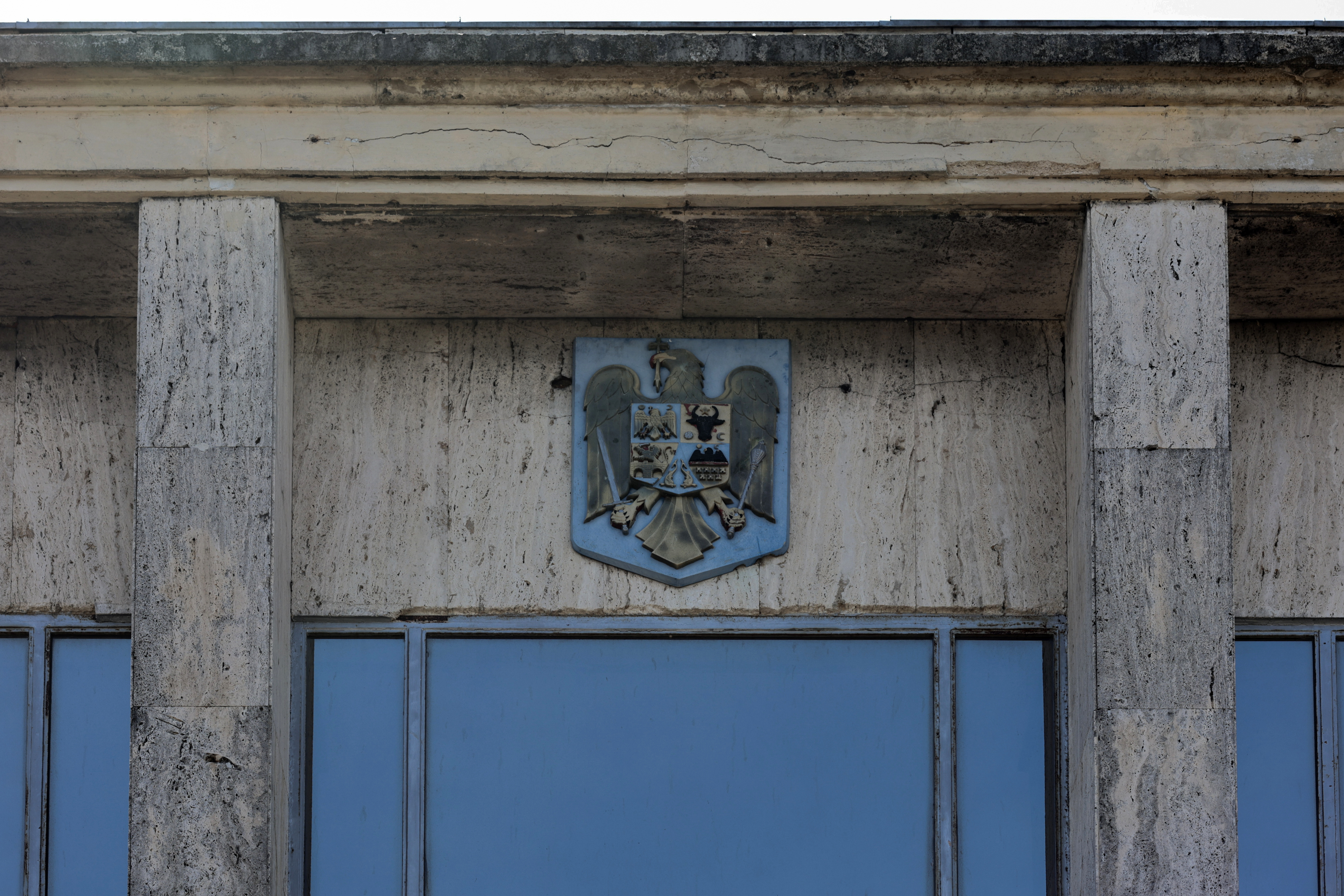Între gloria regală și dezastrul de azi. Locul pe unde au trecut regii României a ajuns o haltă aproape pustie și distrusă de graffiti