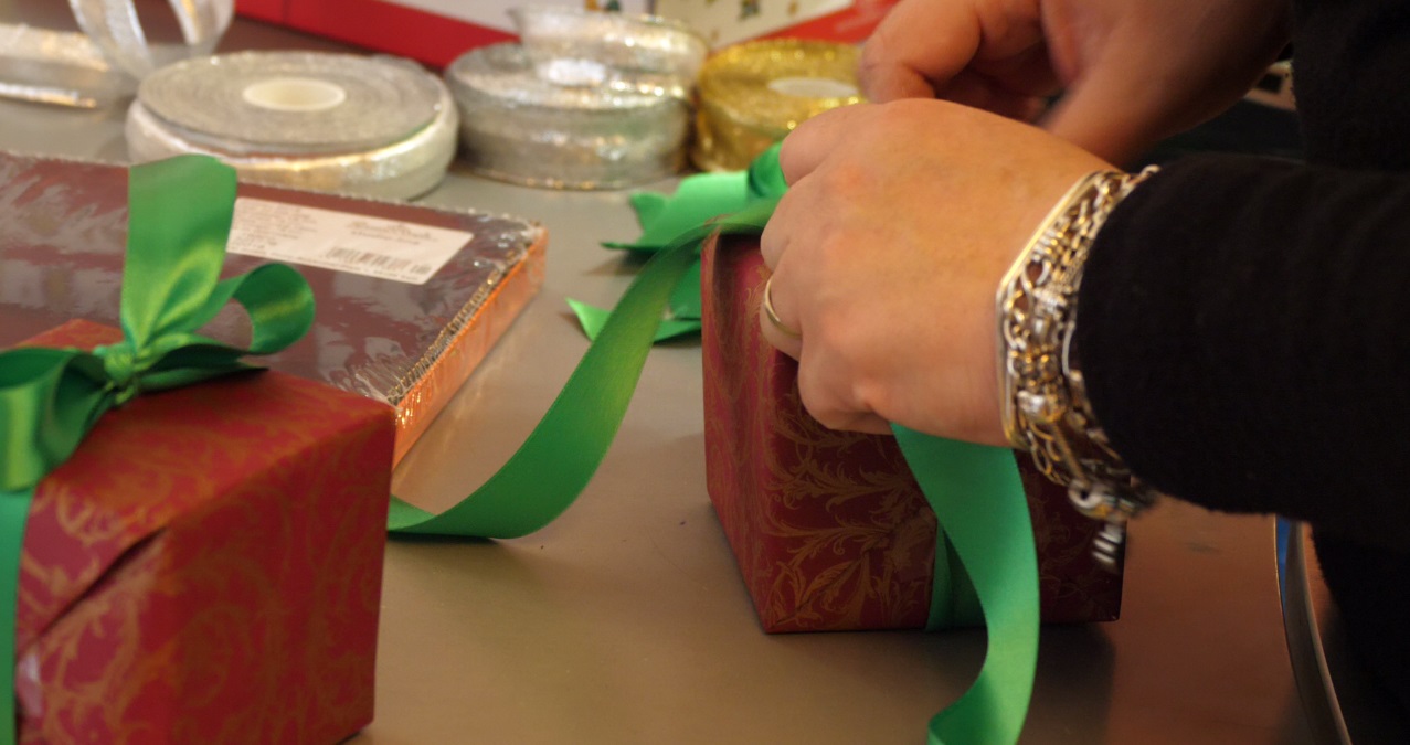 VIDEO / Trucurile magazinelor ca să cumperi mai mult. Parfum de cozonac și culori neutre