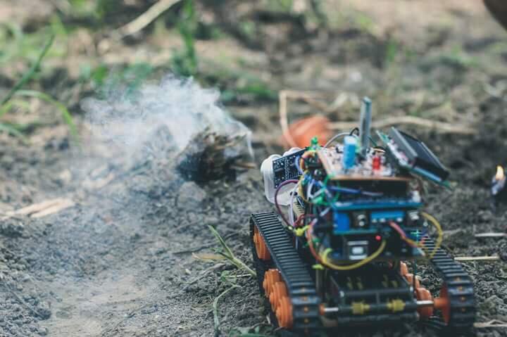 REPORTAJ | Daniel Ursu, adolescentul din Vrancea care construiește roboți pentru pompieri: "Când eram mic desfăceam jucăriile și făceam diverse chestii din ele"