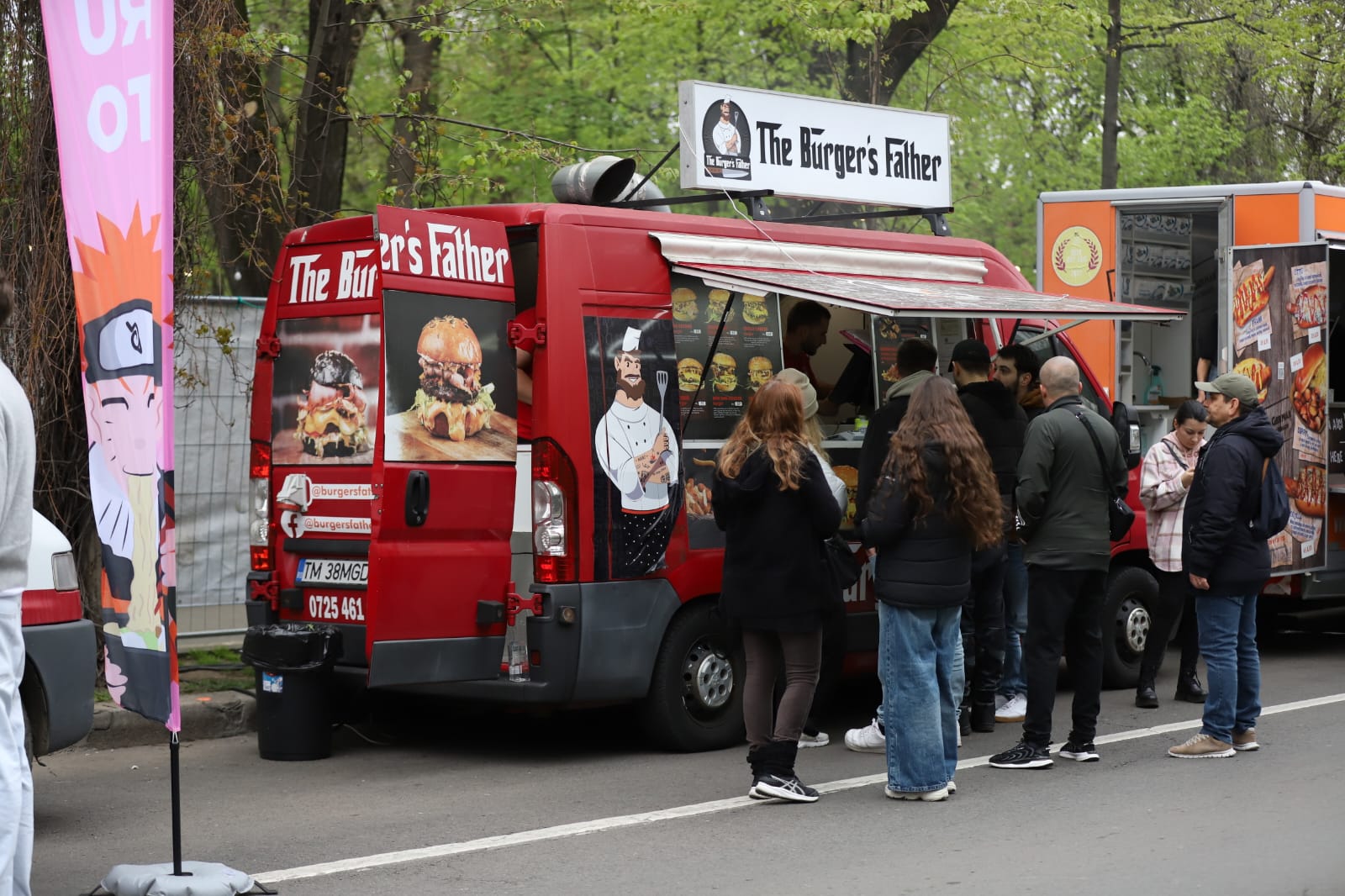 Bucharest Street Food Festival a început. Ce găsiți pe Bulevardul Kiseleff: de la burgeri la paella, plus dulciuri pentru toate gusturile