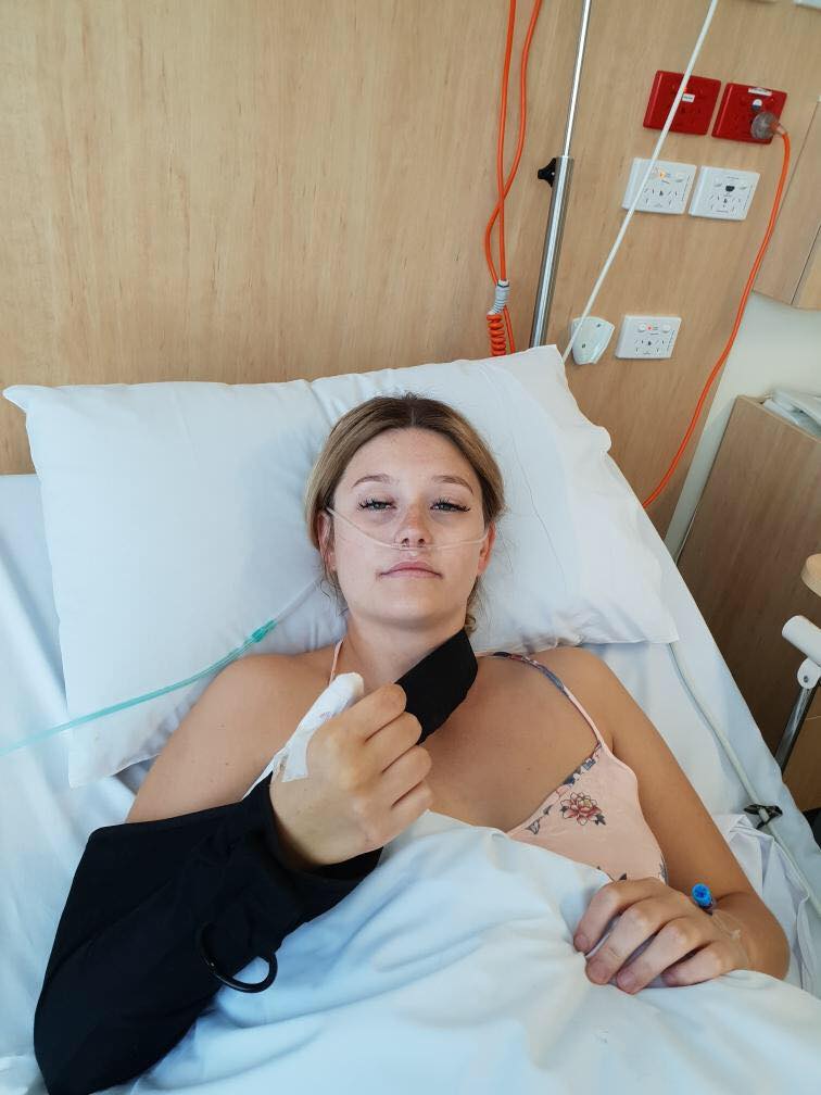FOTO | O studentă a dezvoltat un tip rar de cancer și i s-a amputat un deget din cauza unui obicei pe care îl fac toți oamenii