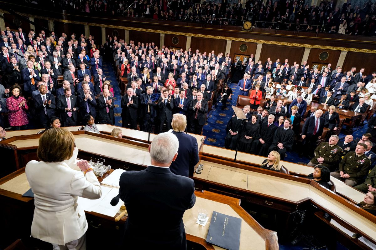 Momente fără precedent în Congresul SUA: Nancy Pelosi a rupt o copie a discursului ținut de Trump. Președintele a refuzat să dea mâna